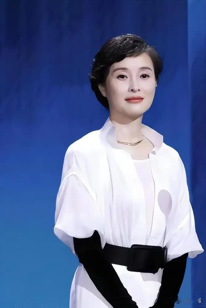 84岁父亲突然问女儿：你会送我去养老院吗？53岁的吴越愣了几秒后，然后蹲下来，握