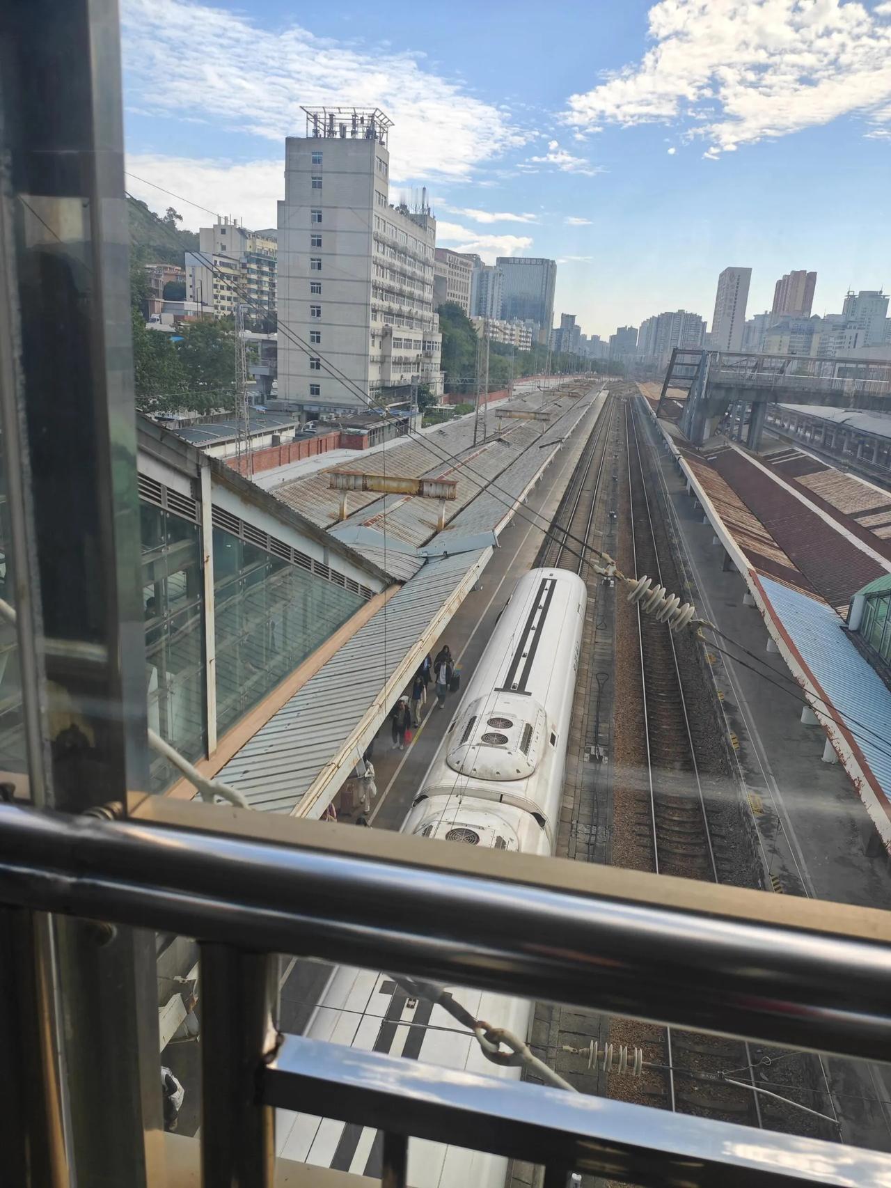 为什么广州这么发达，东站却破破的来的时候时在广州新塘站下车的，就感觉这个高铁蛮