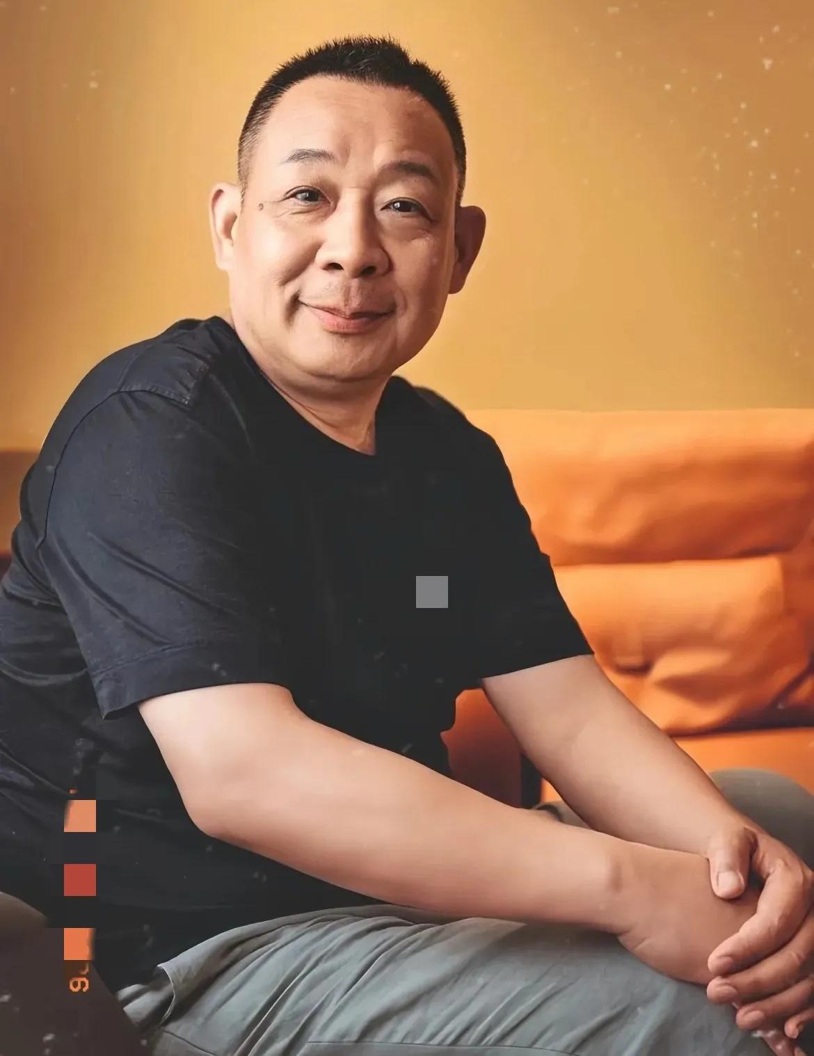 在许昌打车，我问司机：“于东来是咱这儿首富吧？”司机咧嘴一笑：“首富算不上，前