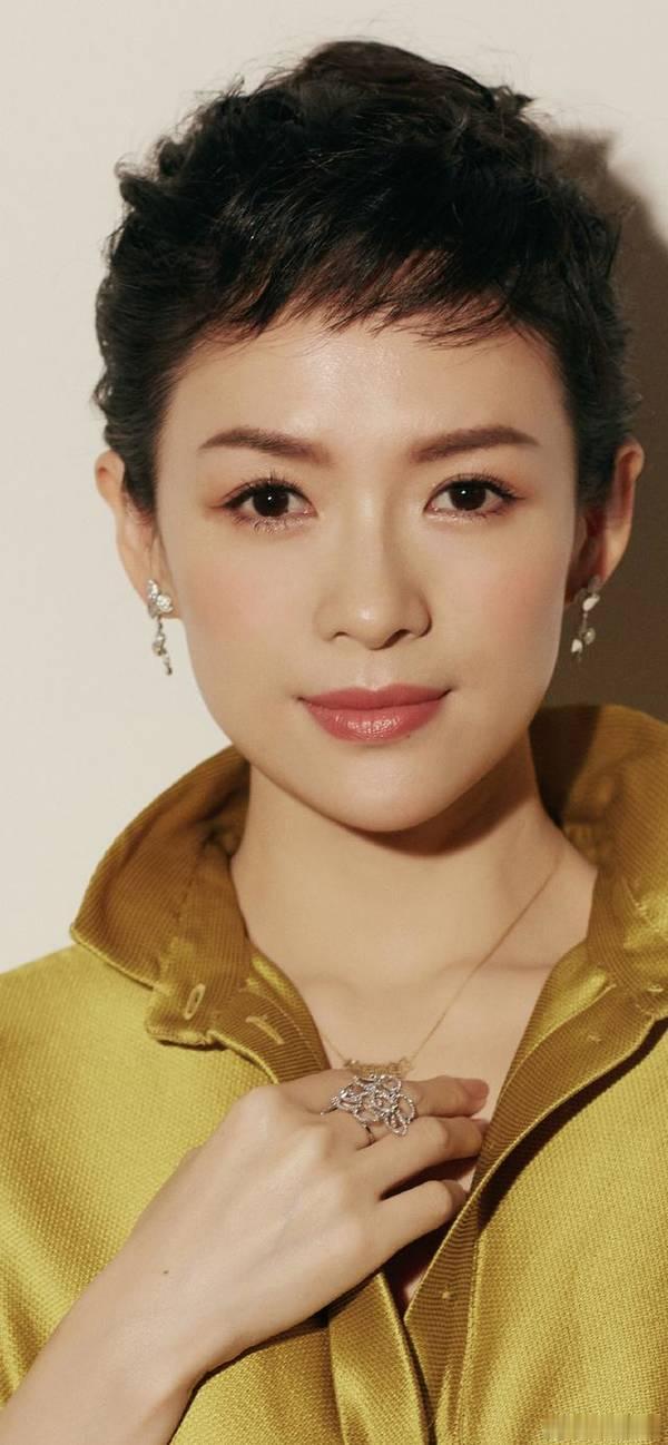 章子怡有什么特别的魅力地方吗?47岁的章子怡笑起来竟然如此娇嫩，短发形象，太吸