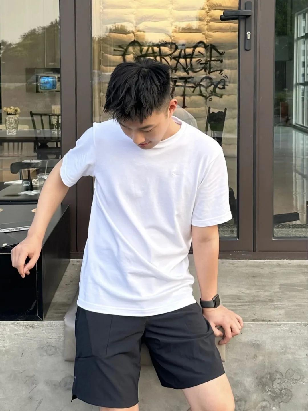 春日生活打卡季最近的公园简直像健身房搬到了户外。春天一来，肌肉帅哥们纷纷换上运动