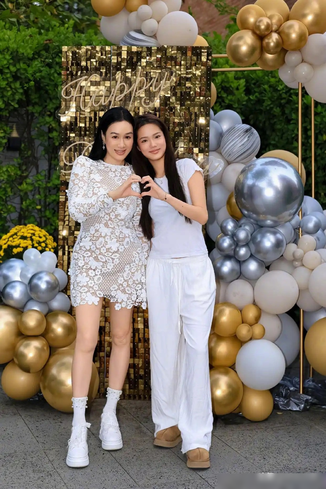 55岁钟丽缇过生日，只晒了和两个小女儿的合照，张伦硕没入镜。但往前翻几天，有人拍到两口子带孩子出门，