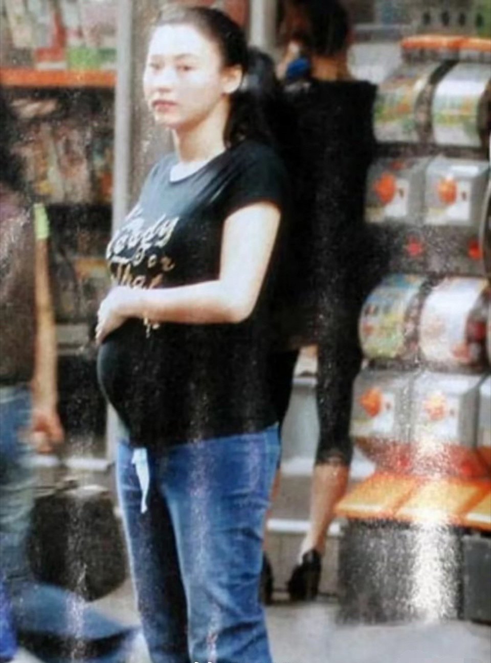 2010年张柏芝挺着大孕肚，一副孕妇打扮，但是脸却美的惊人