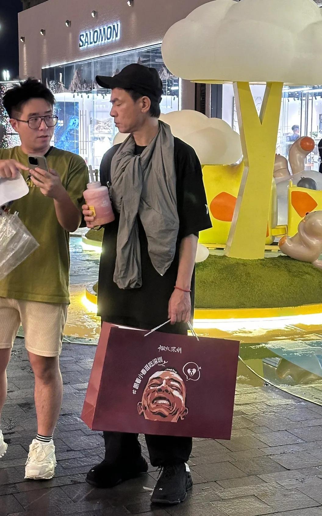 深圳混果汁偶遇了童年男神陈小春58岁的陈小春肉眼可见的老了他还是一如既往的瘦
