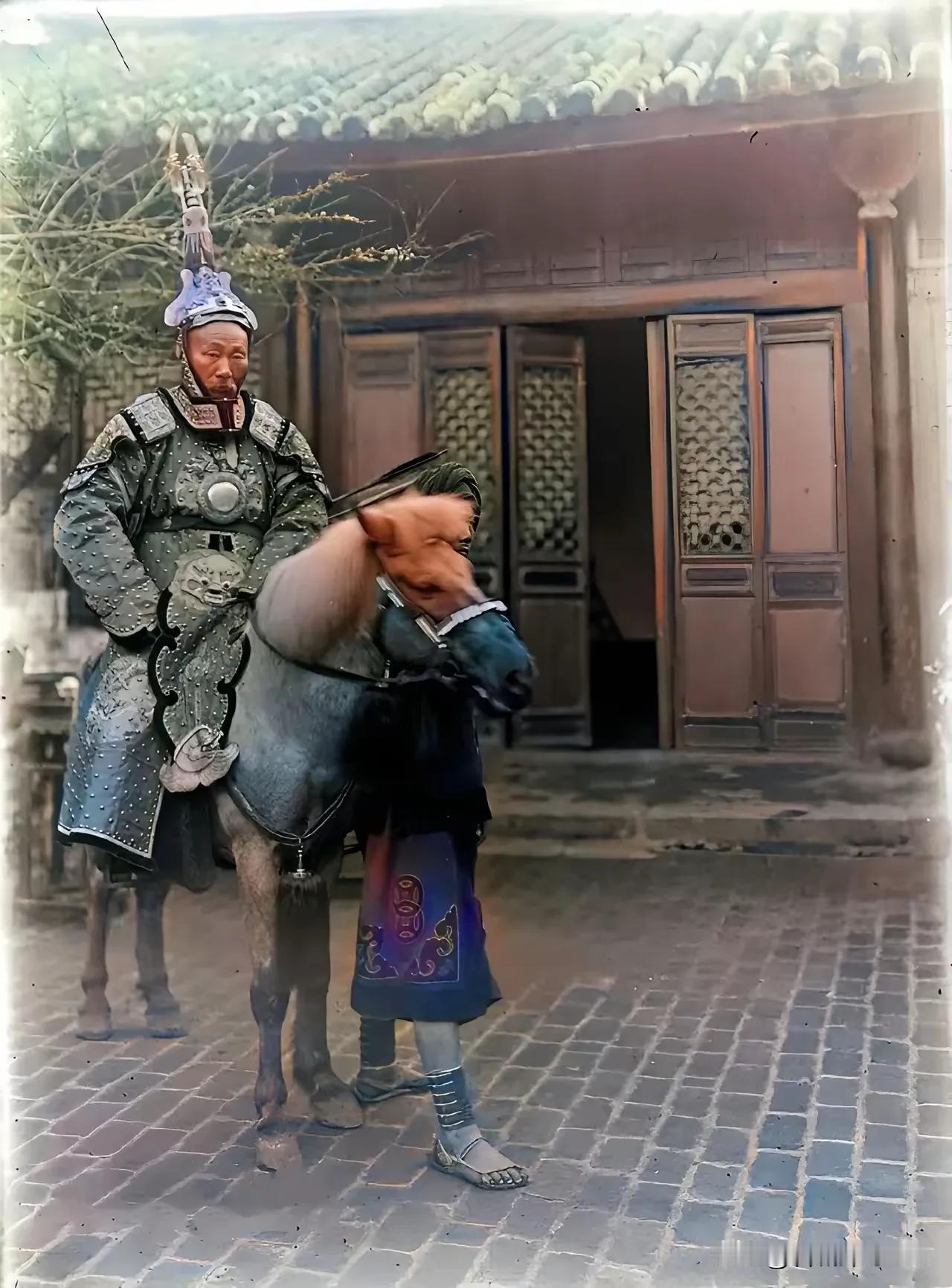这是清朝武将身穿甲胄坐在战马上。这名武将正是清朝赫赫有名的戍边大将苏元春。这身甲