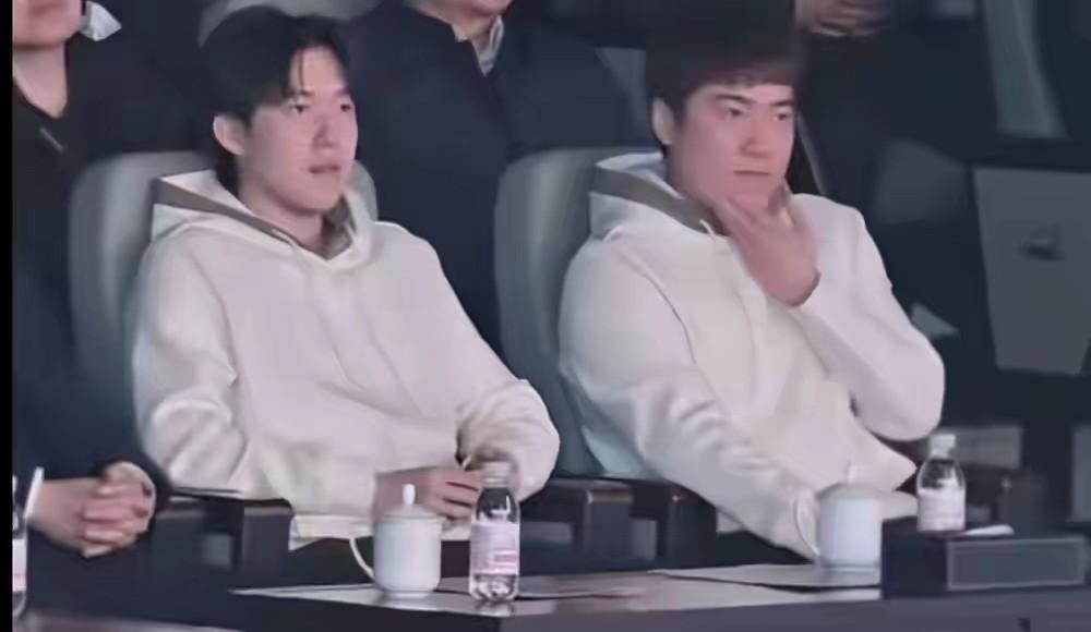 王楚钦拿完乒超冠军后行程还挺忙的先是去参加了魏桥的年会，又去开会了，不知