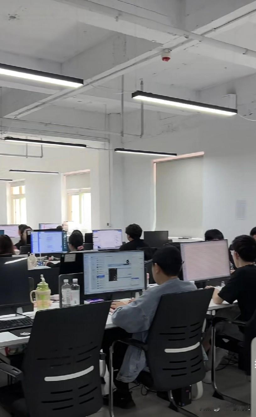 跟面了一个车间文员，看到她上份工作只有不到半年就离职了，hr总监便问离职原因是什