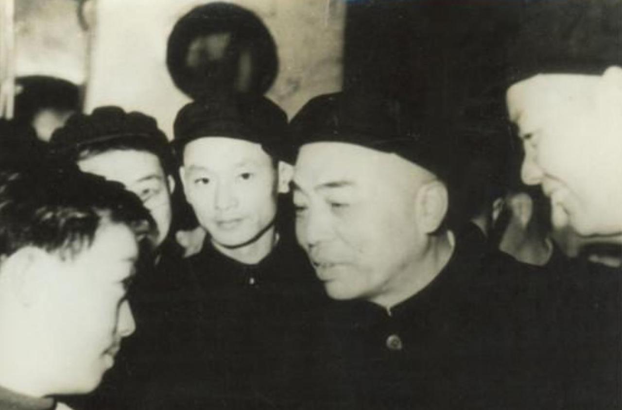 彭老总担任国防部部长后，狠抓军队整顿，并规定军人不得在饭店、酒馆喝酒。 军队