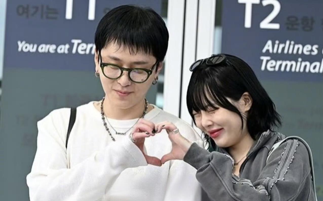 泫雅婚后变丑了？她和老公龙俊亨机场边走边爱心，似乎很恩爱。网友看完吐槽称，就他俩