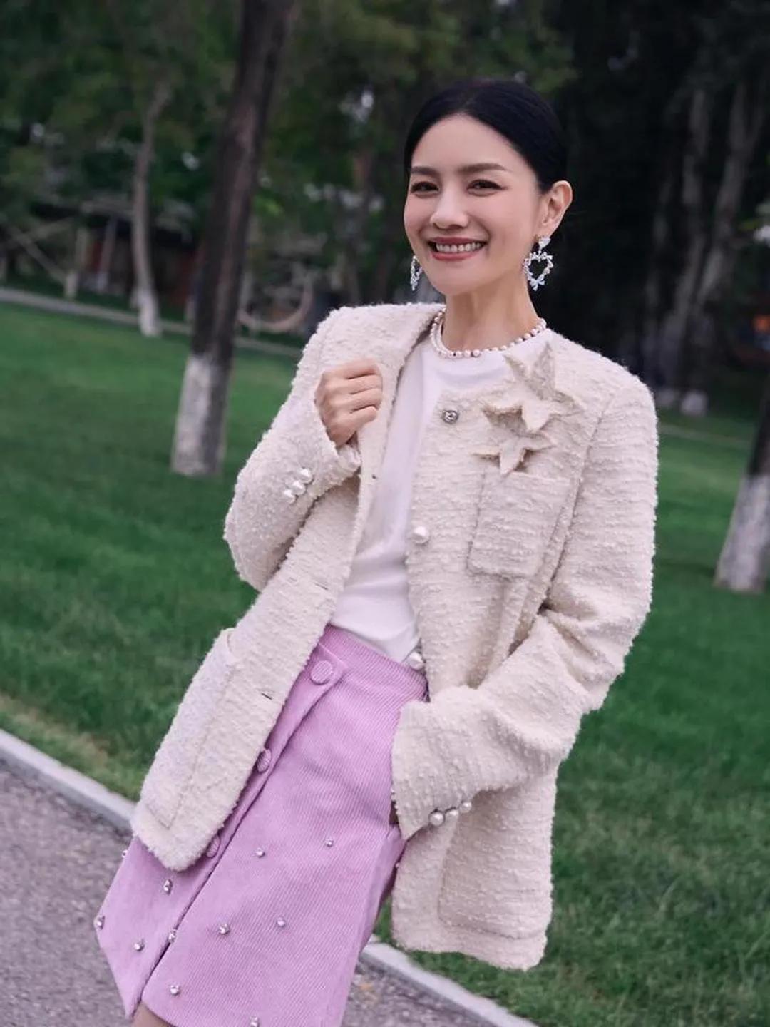 胡可这一身，把中年女性的优雅与时髦平衡得刚刚好✨米白色小香风外套温柔又显贵