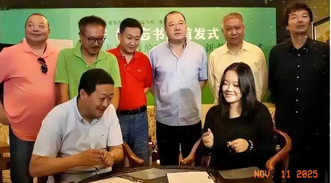 这是一张很珍贵的照片，多年前，在一个简单朴素的首发式上的合影。马未都、英达、谢