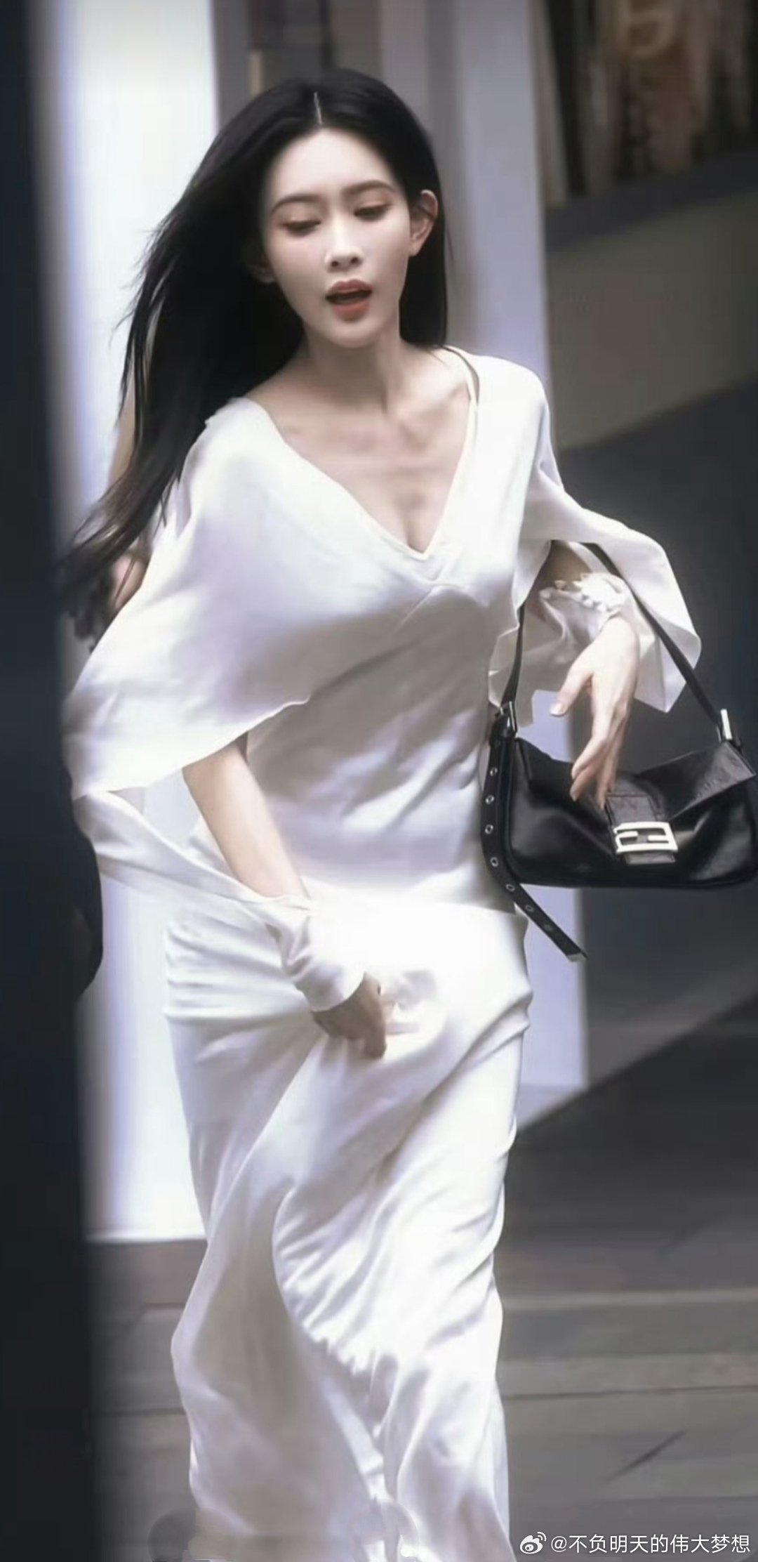 咪咕星鲜事孟子义摔跤必出神图又以奇奇怪怪的方式出圈，抓到一只笨蛋美人！无死角