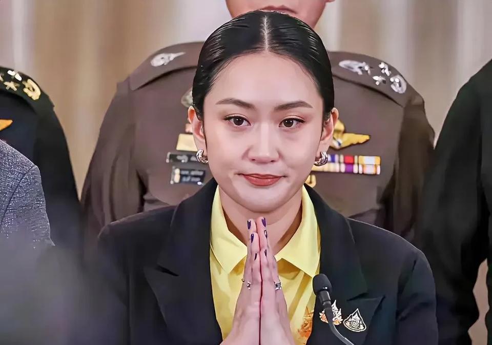 对比洪森的各种“暗箱操作”佩通坦明晃晃的坦诚收获的好感度又上升了，因为佩通坦
