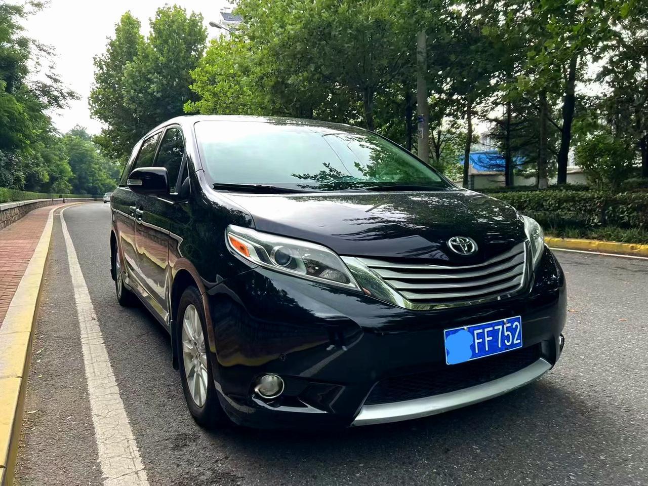 首先说明白车本身而言，这台塞纳并不算是顶配车型，因为我们可以从它的天窗就能看出来