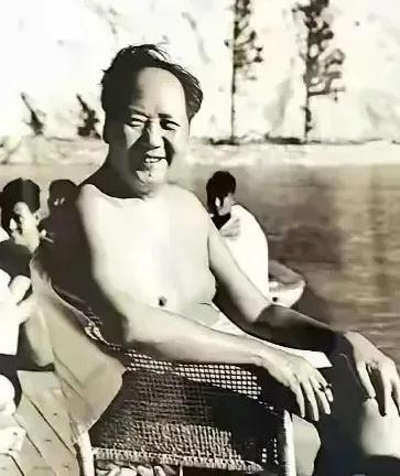 海边待客参加全国供销社工作会议的湖南供销社干部毛继生、邹祖培、