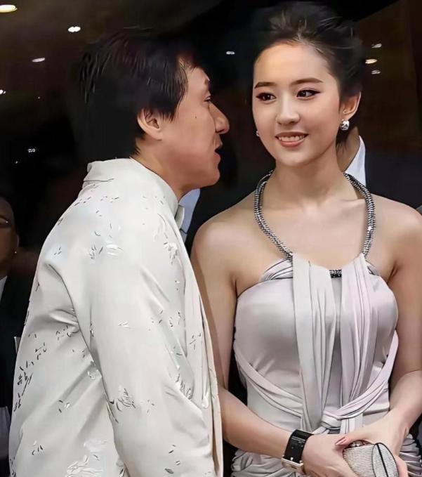 成龙当着所有人的面，猛地将刘亦菲揽到自己腿上安顿好。全场目光齐刷刷聚焦过来，她没