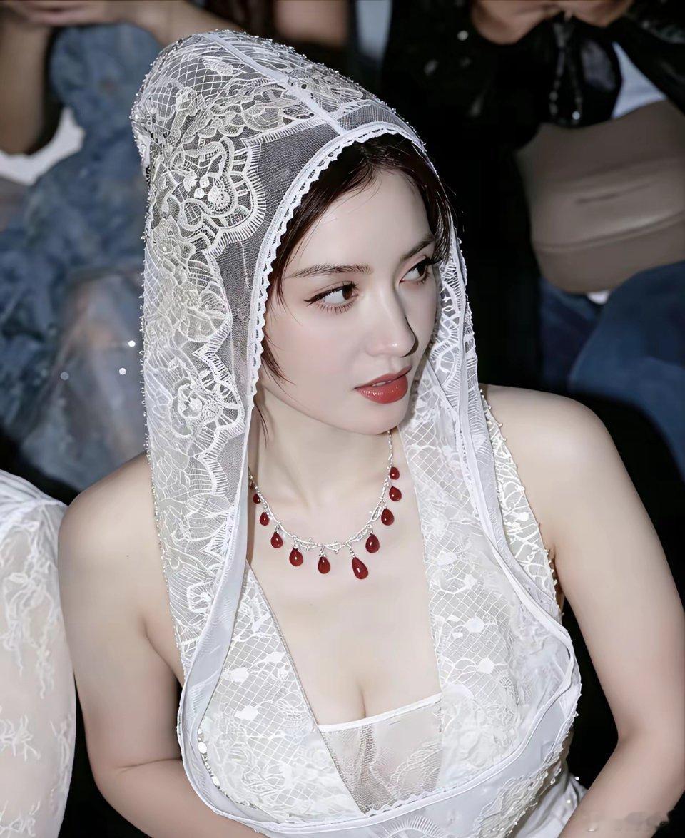 各位老铁，早上好，周末愉快，这个女演员比刘亦菲还要漂亮，气质出众，美丽动人，真是