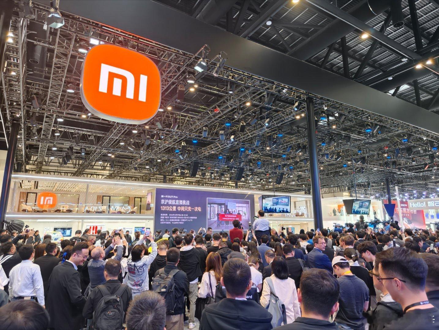 2026北京车展智驾数码团今年北京车展，小米的展台依然非常热闹啊。雷总正在介绍