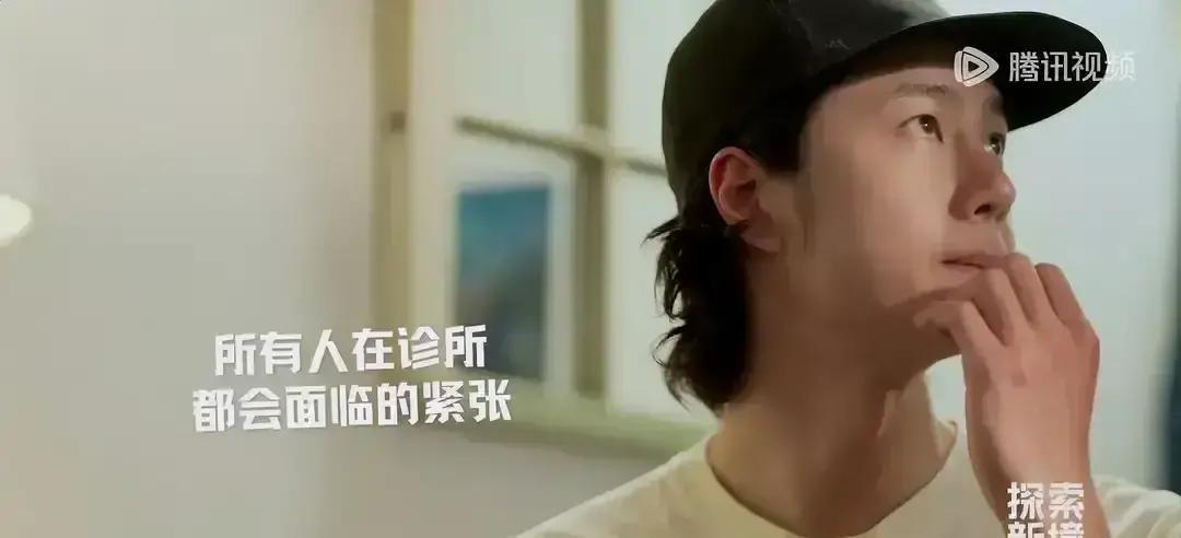 这届网友编故事的能力，不去写小说真是屈才。传王一博去体检，全程抓着人手腕哆