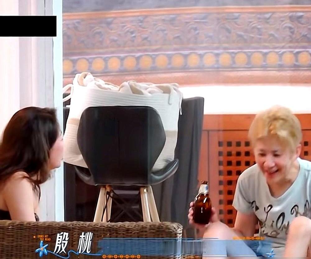 “你皮肤怎么这么好。”46岁的殷桃脱口而出。站在她对面的，是60岁的吴君如。顶着金色短发，穿条正红裙