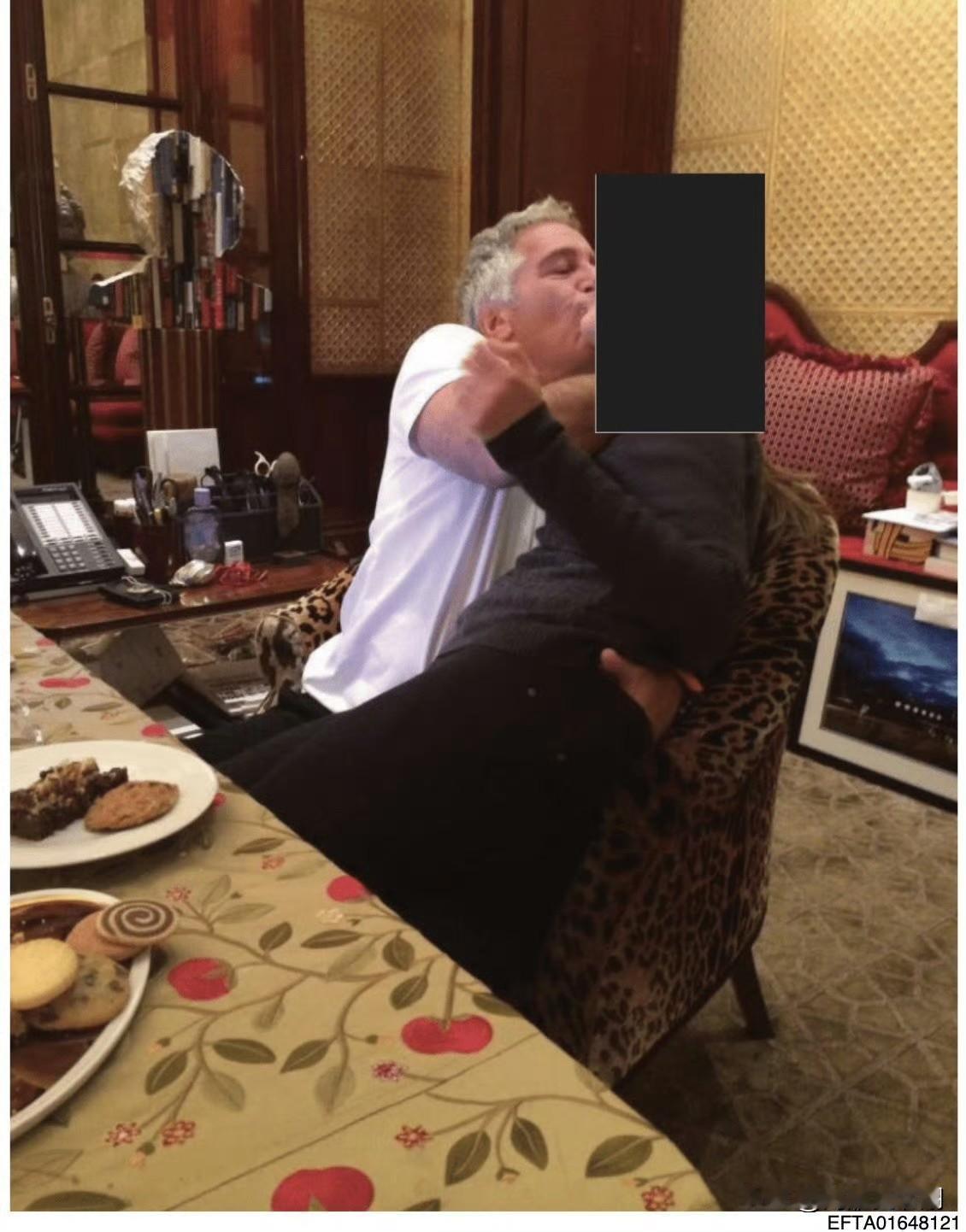 萝莉岛放出新照片，爱泼斯坦猥亵少女随着萝莉岛更多的照片放出，这次是爱泼斯坦强