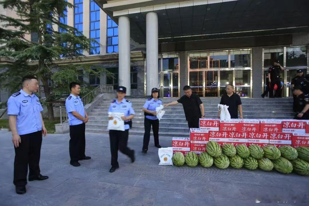 大名县总工会送清凉慰问公安民辅警夏日送清凉，关怀暖警心｜大名县总工会走进县公安