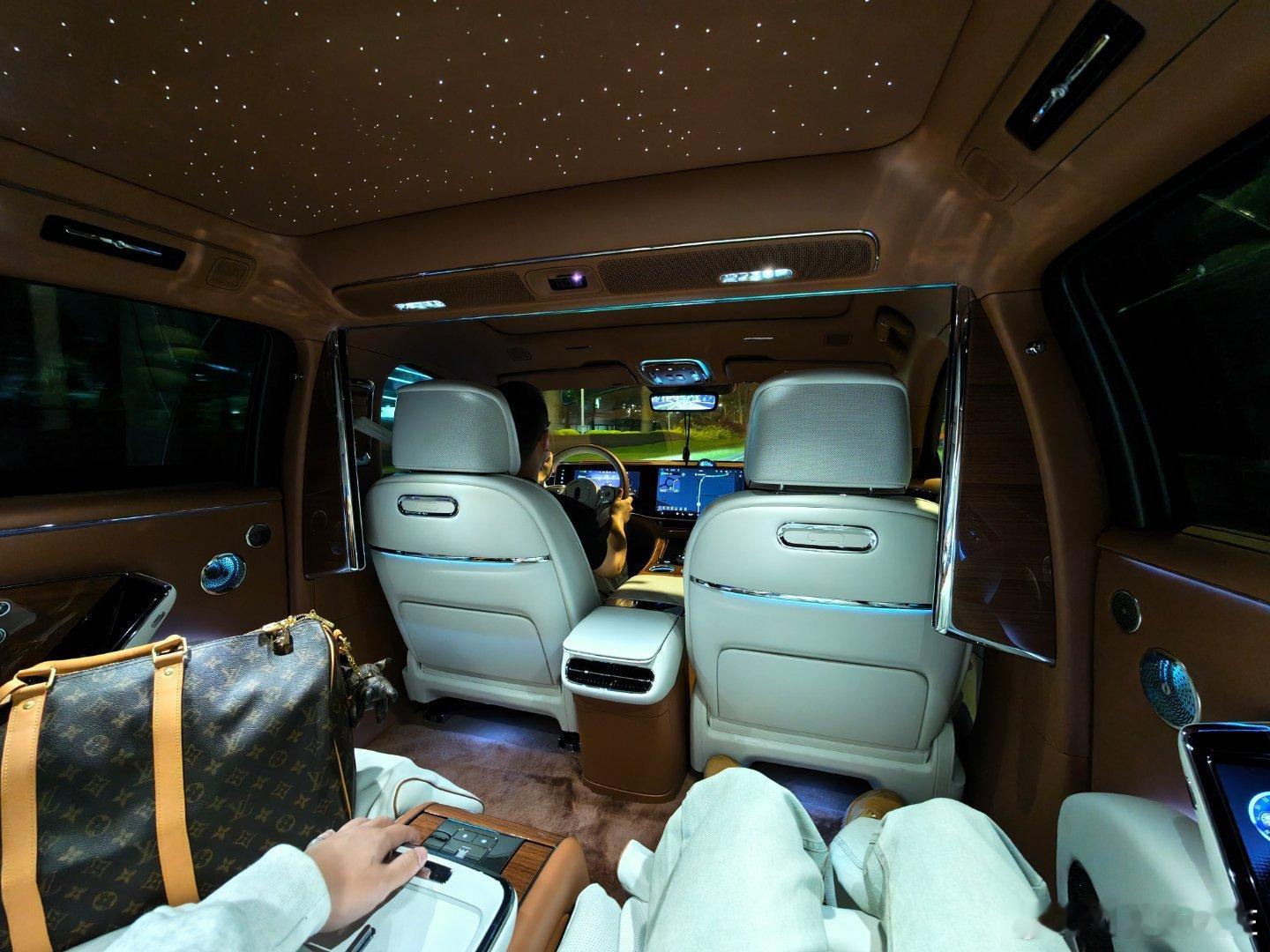 脚底部汽车博主第一次坐尊界S800年初外观静态曝光我还去拍了后面再也没感受过了