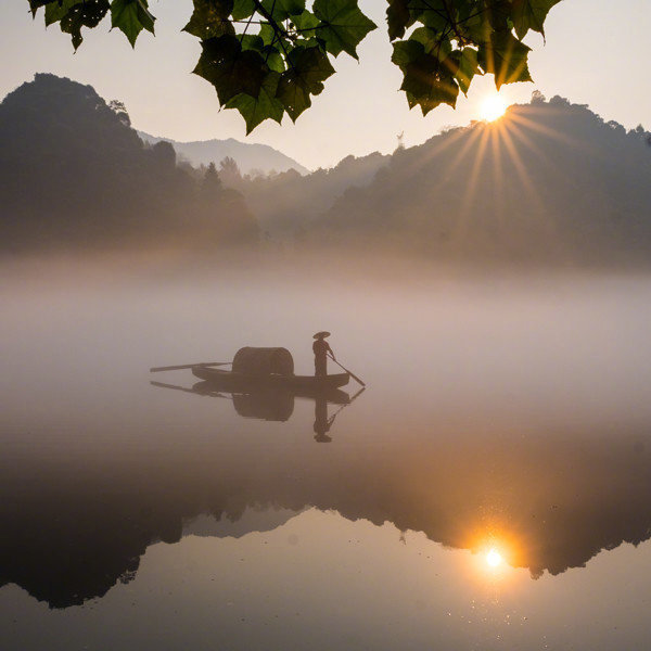 心羡夕阳波上客，片时归梦钓船中。