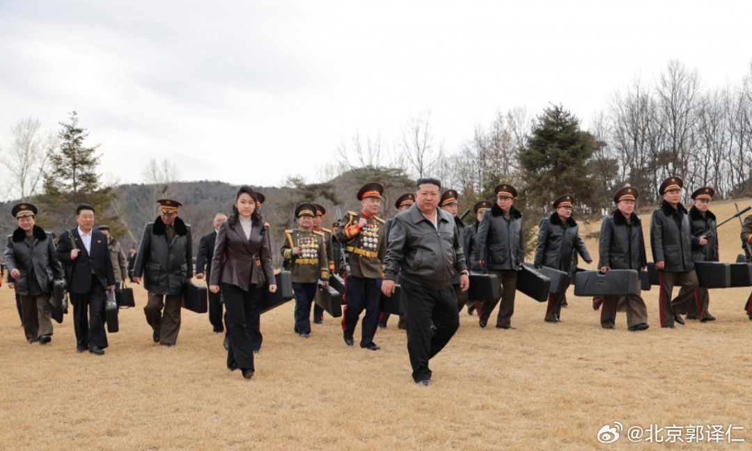 金正恩向金与正等赠狙击步枪，携女儿到场地狙击射击……
