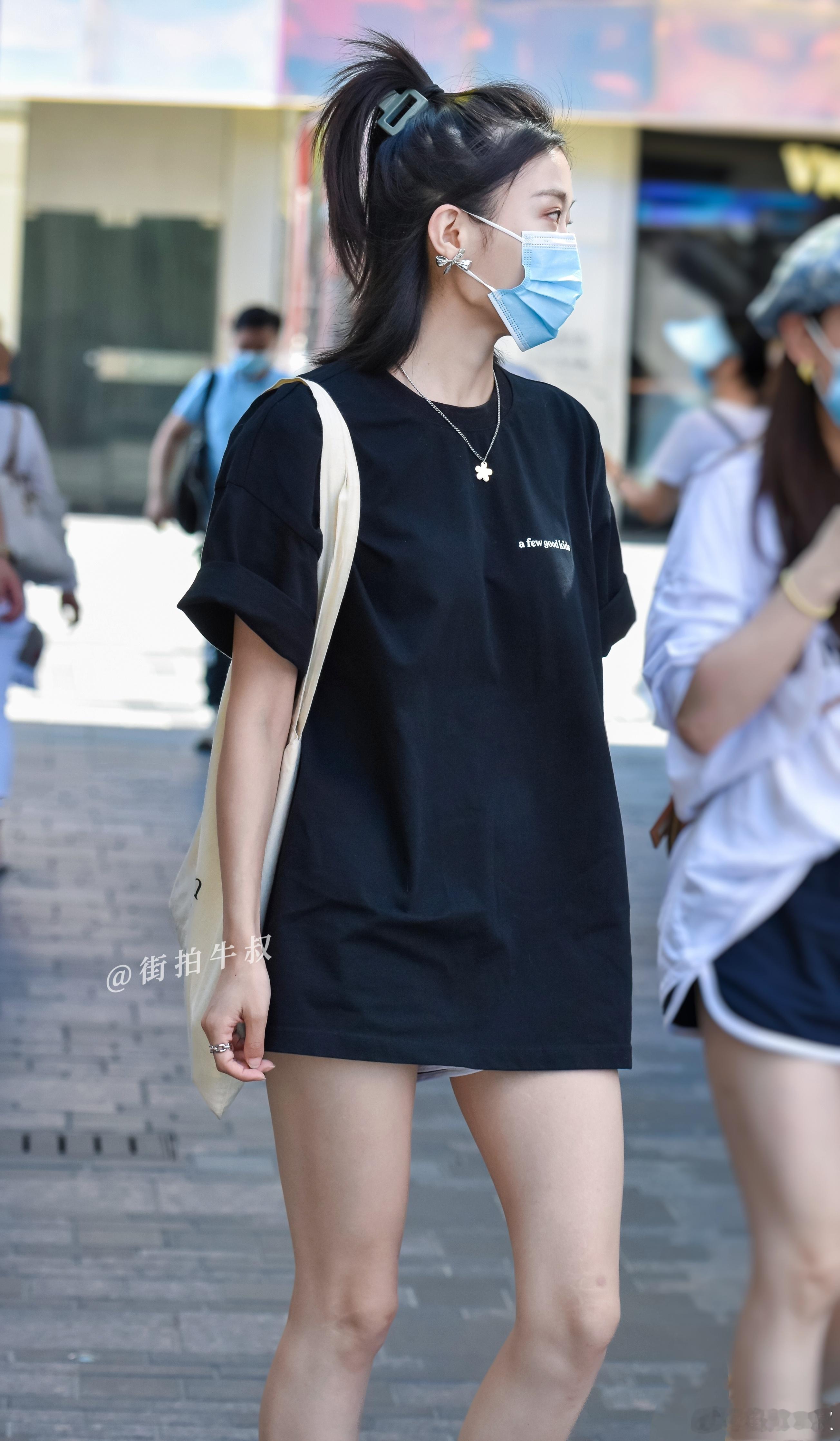 休闲风的T恤衫短裤