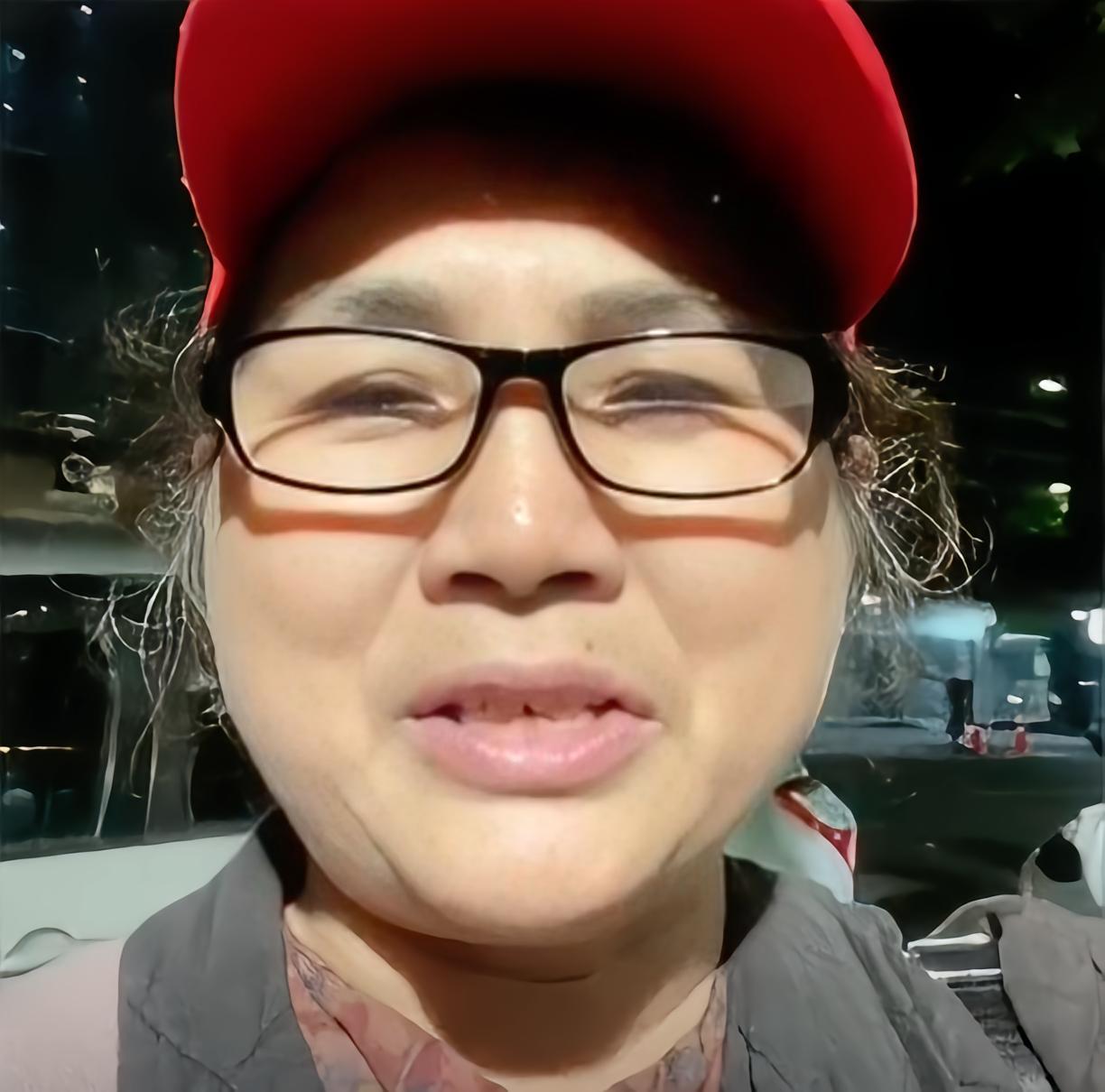此人是杨贵凤，长期在深圳生活，有自有房产，据传是退休人员，衣食无忧。这样的生活，