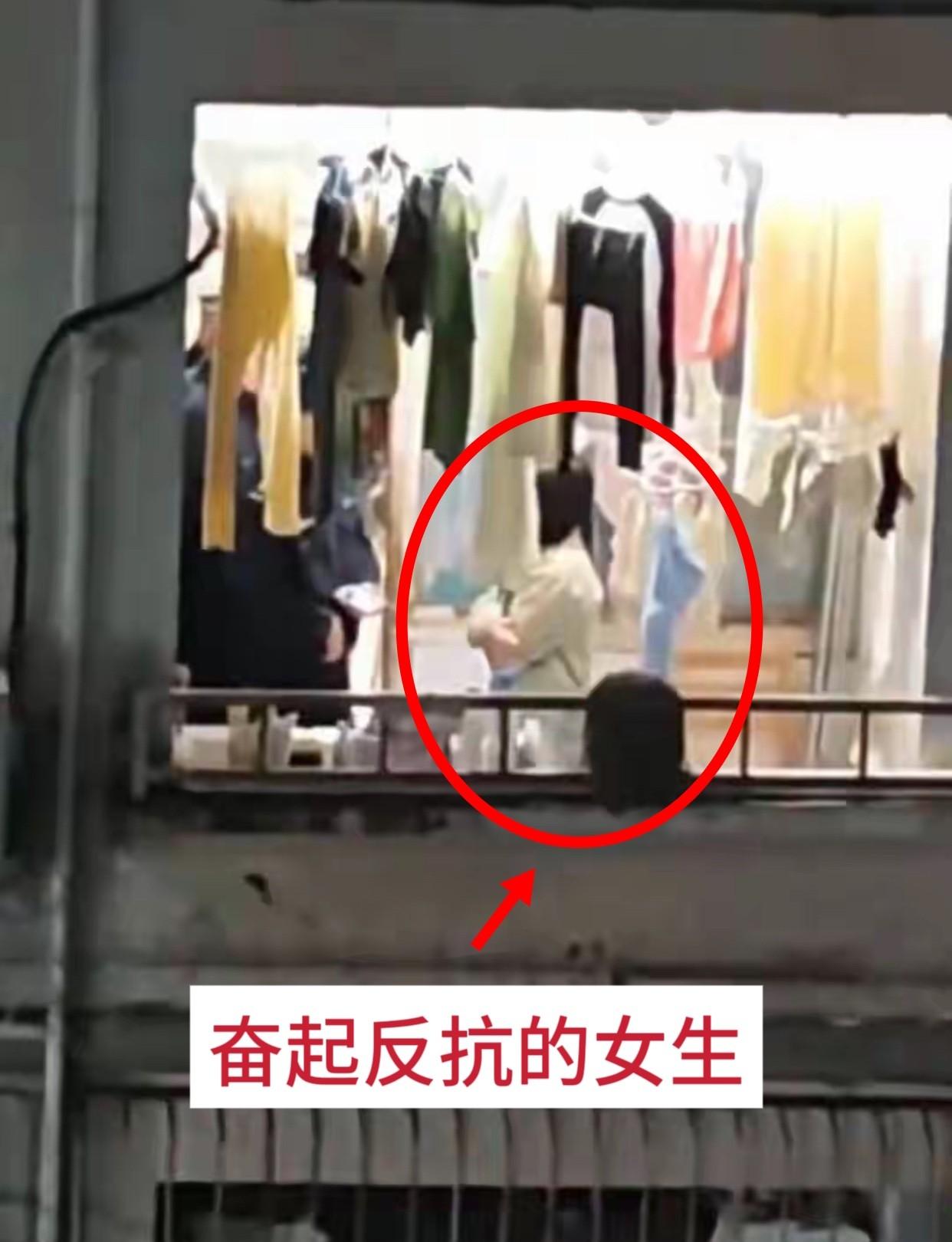 喂不熟的白眼狼。三峡大学深夜，一个外国留学生翻进了女生宿舍企图猥亵女生，幸好女