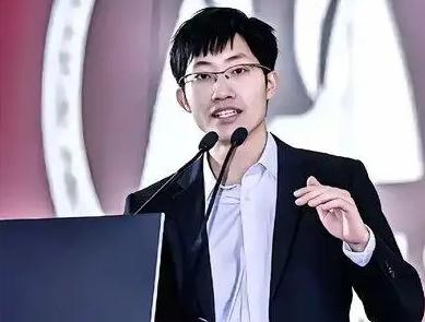 中美AI差距到底有多大！DeepSeek创始人梁文峰再次语出惊人！他说：表面