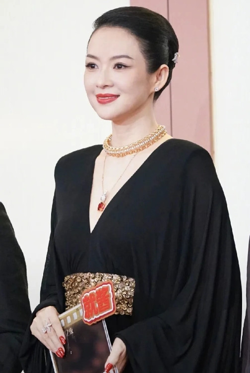 章子怡感觉哪里不一样了，变了又没变，原来是长胖了，两腮有肉有了一点倪萍的感觉。