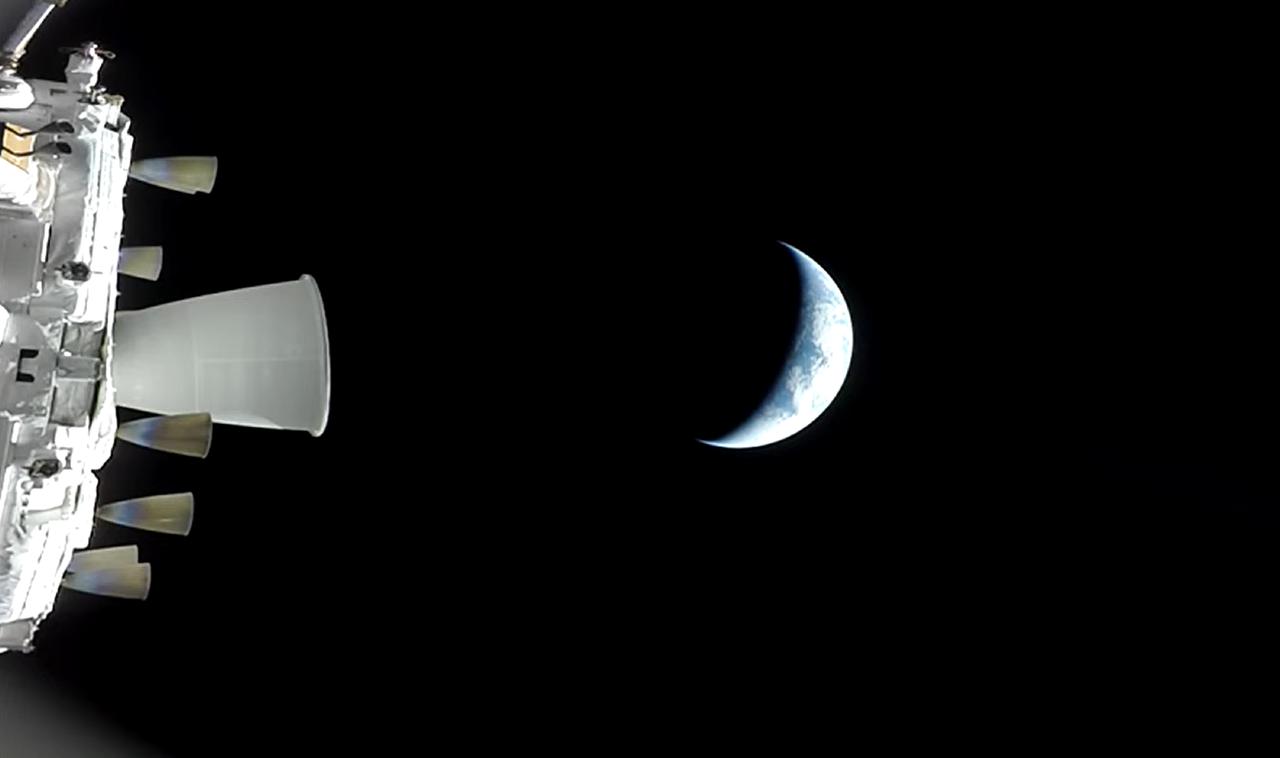 猎户座飞船和地球同框了。不得不说，这摄像头的清晰度还是很高的，拍的很清楚。