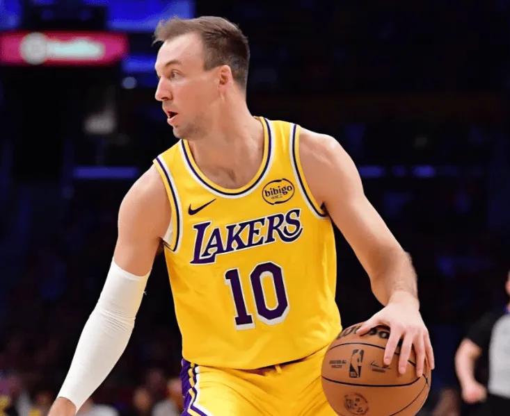 顶级投手！肯纳德加盟湖人后数据：——场均10.1分2.7板1.8助——投篮