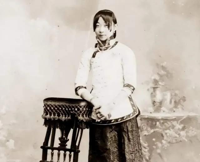 1879年，浙江巡抚谭钟麟微醉回府，见李氏漂亮，便将她领回房，事后竟抛诸脑后。李