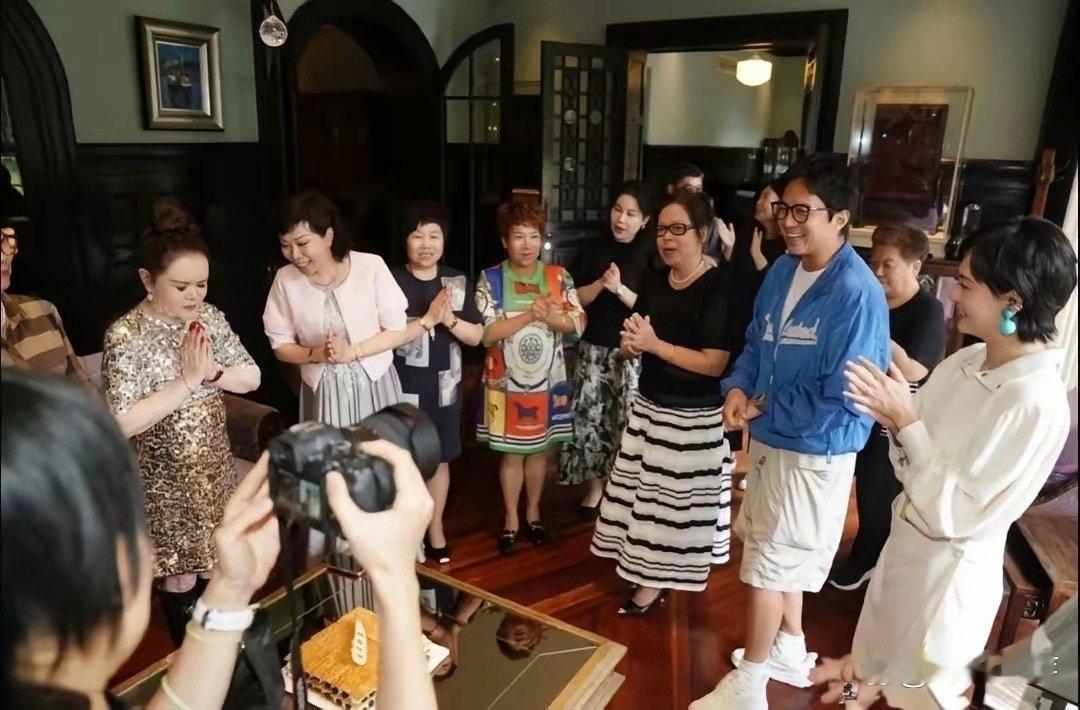 孙俪⁠妈妈过生日，孙俪邓超⁠夫妻双双到场祝寿。寿星妈妈打扮得十分时髦，穿搭精致，妆容发型都很讲究，状