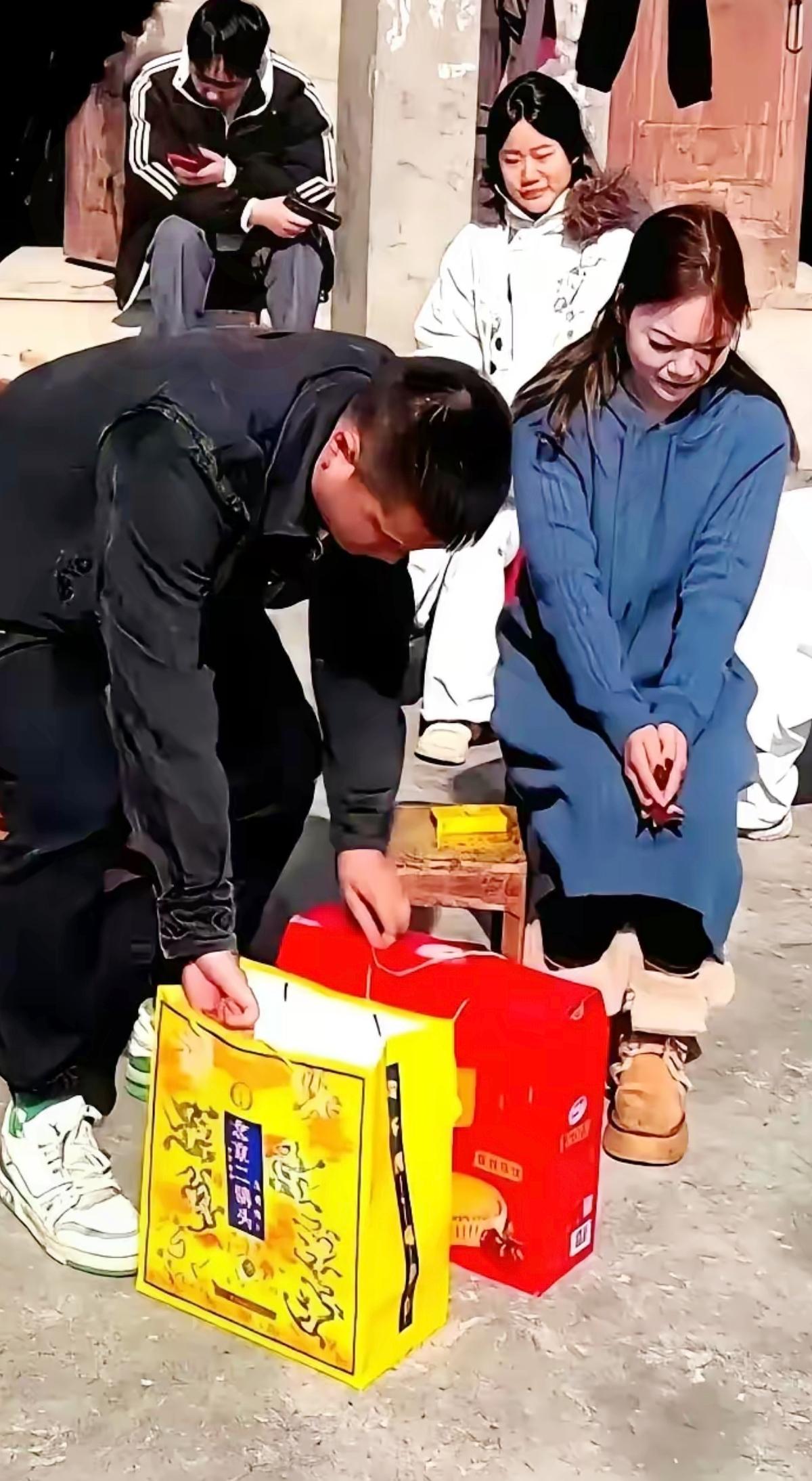 这操作哪是小气，分明是把成年人的边界感摆得明明白白！小伙子提几百块礼物去相亲，女
