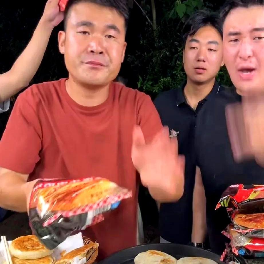 阿杜开播强行给自己洗白！被弹幕刷屏吐槽抠门的时候，他突然掏出一包辣条说："这