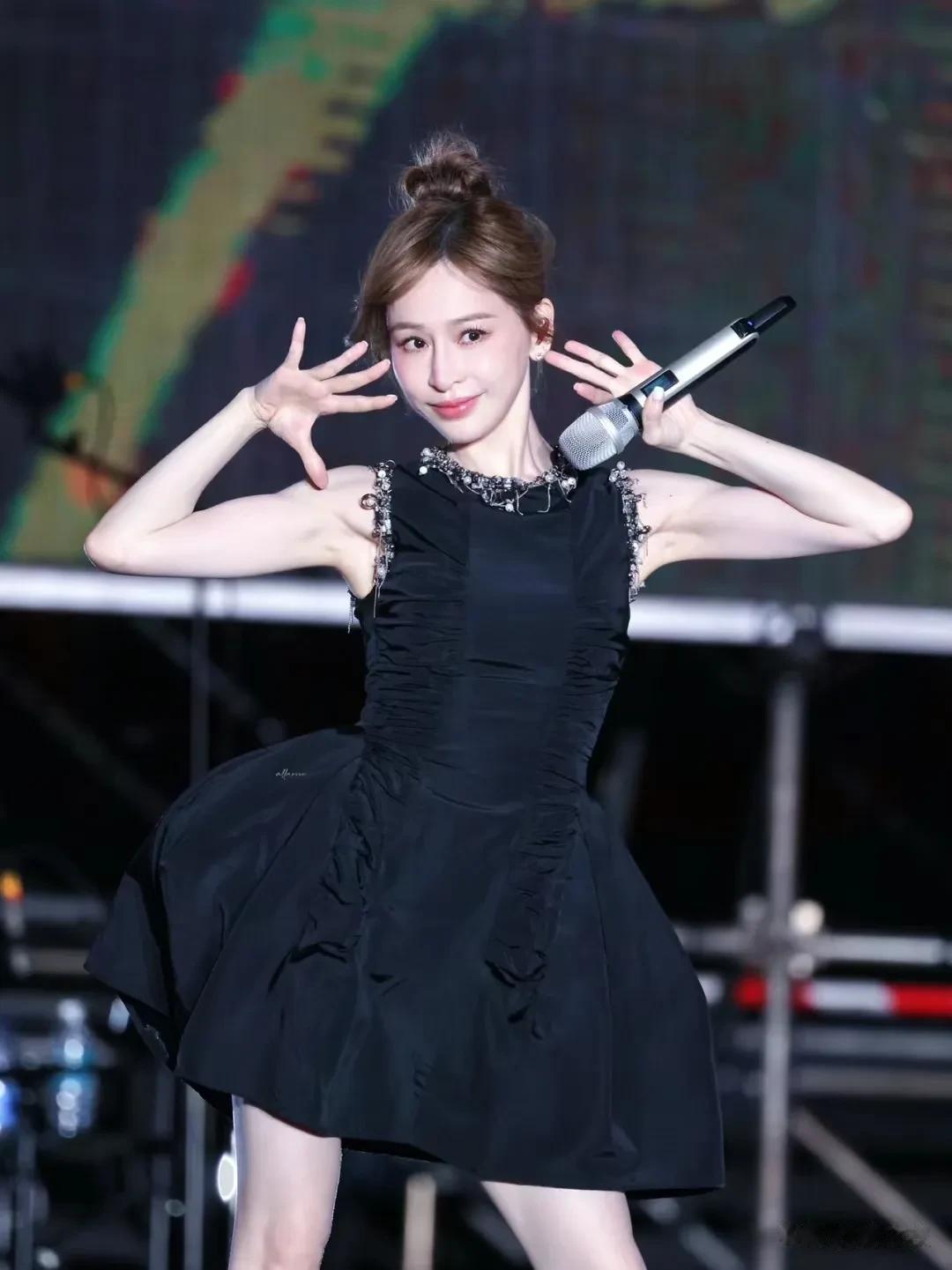 王心凌从来没刻意扮嫩，对于年龄也很看得很开，节目上看到19岁的弟弟都说差不多可以