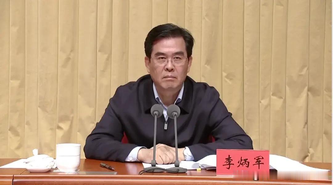 贵州最出圈的足球，是村里人自己踢出来的！省政府常务会议这回定下建省级足球青训中心
