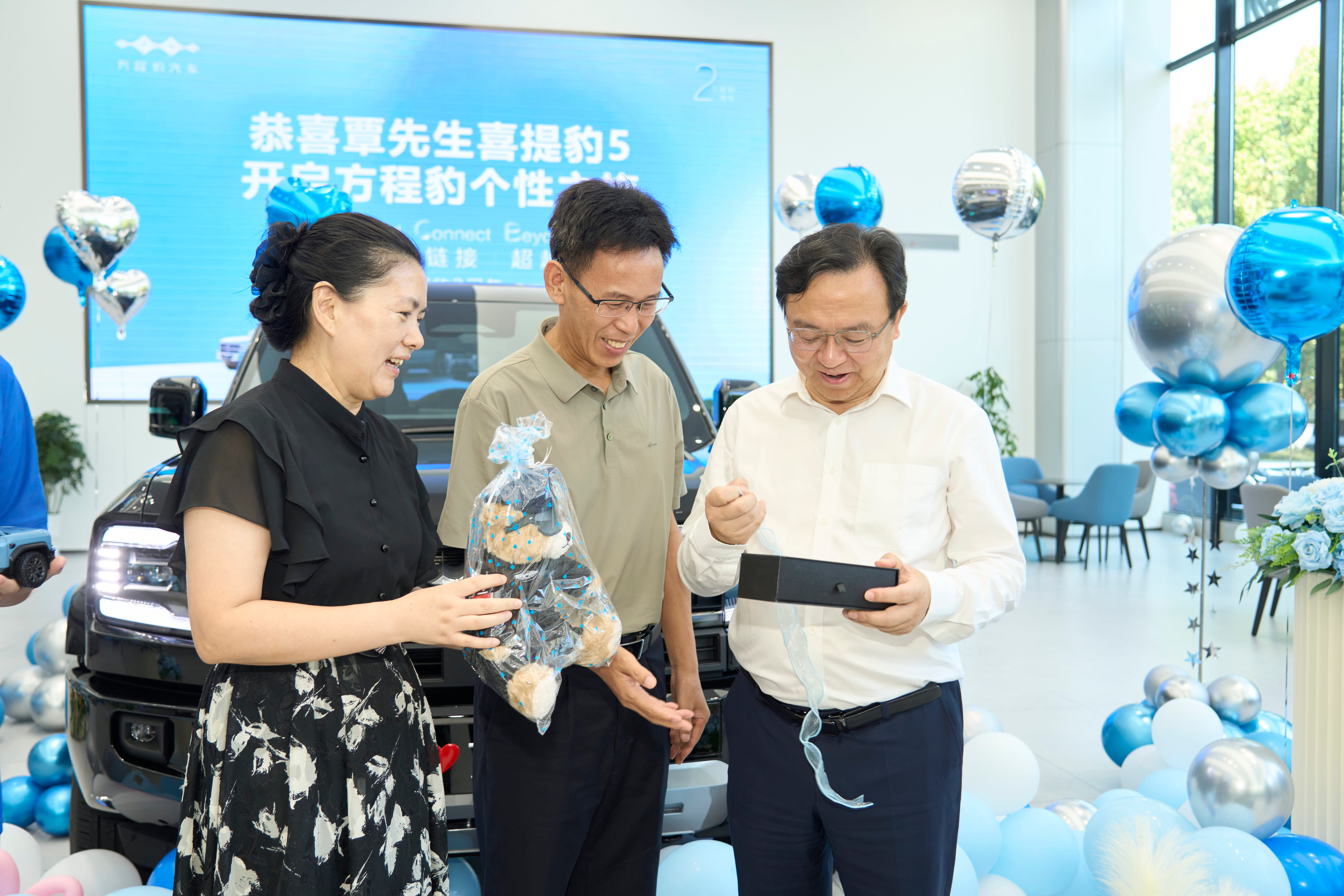 方程豹车主太幸福了！这几天，比亚迪总裁王传福亲自奔赴河南、湖北为方程豹车主交车，