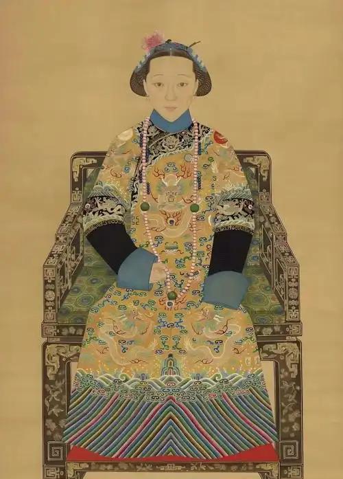 1881年，紫禁城深宫，44岁的慈安太后正坐在案前批阅奏折。突然，她只觉一股热浪