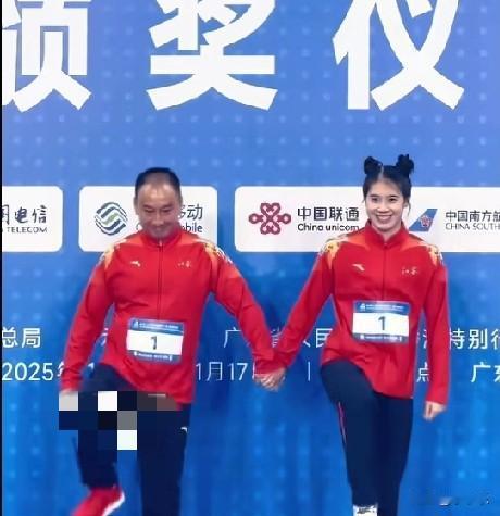 11月16日，广东，江苏姑娘张雨霏拿下50米蝶泳冠军，这是她在十五运拿下的第二金