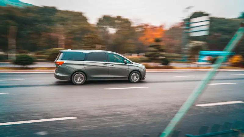 豪华混动MPV进入19万时代，这简直是汽车界的大变革！以前豪华MPV那价格，普通