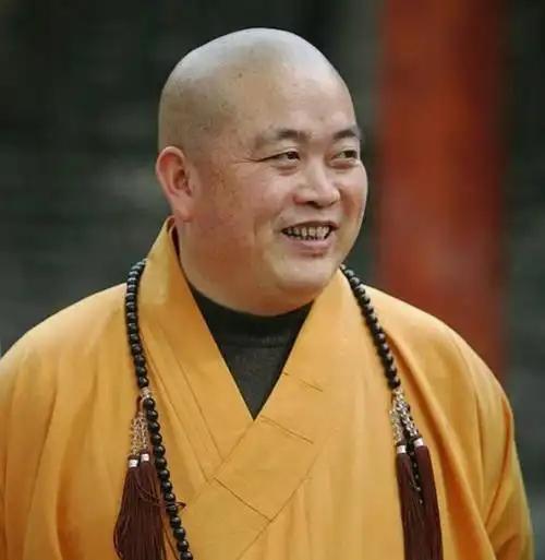 这下释永信又火出圈了！全国人民都盯着呢，他天天挂在身上的8串佛珠，居然都不是真