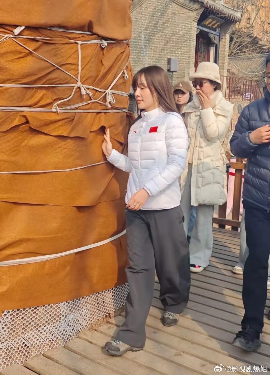 45岁李小璐素颜现身辽宁大孤山，也有了年龄感！