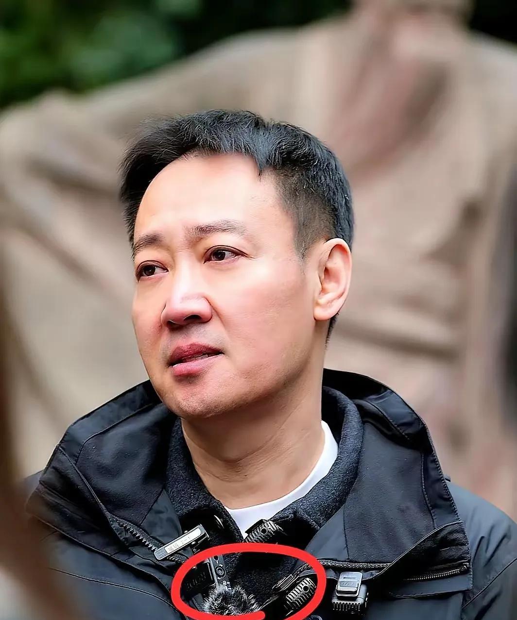 这么多明星，另一半走了之后都能释怀，唯独他，望着采访的镜头一句话也说不出来，眼里