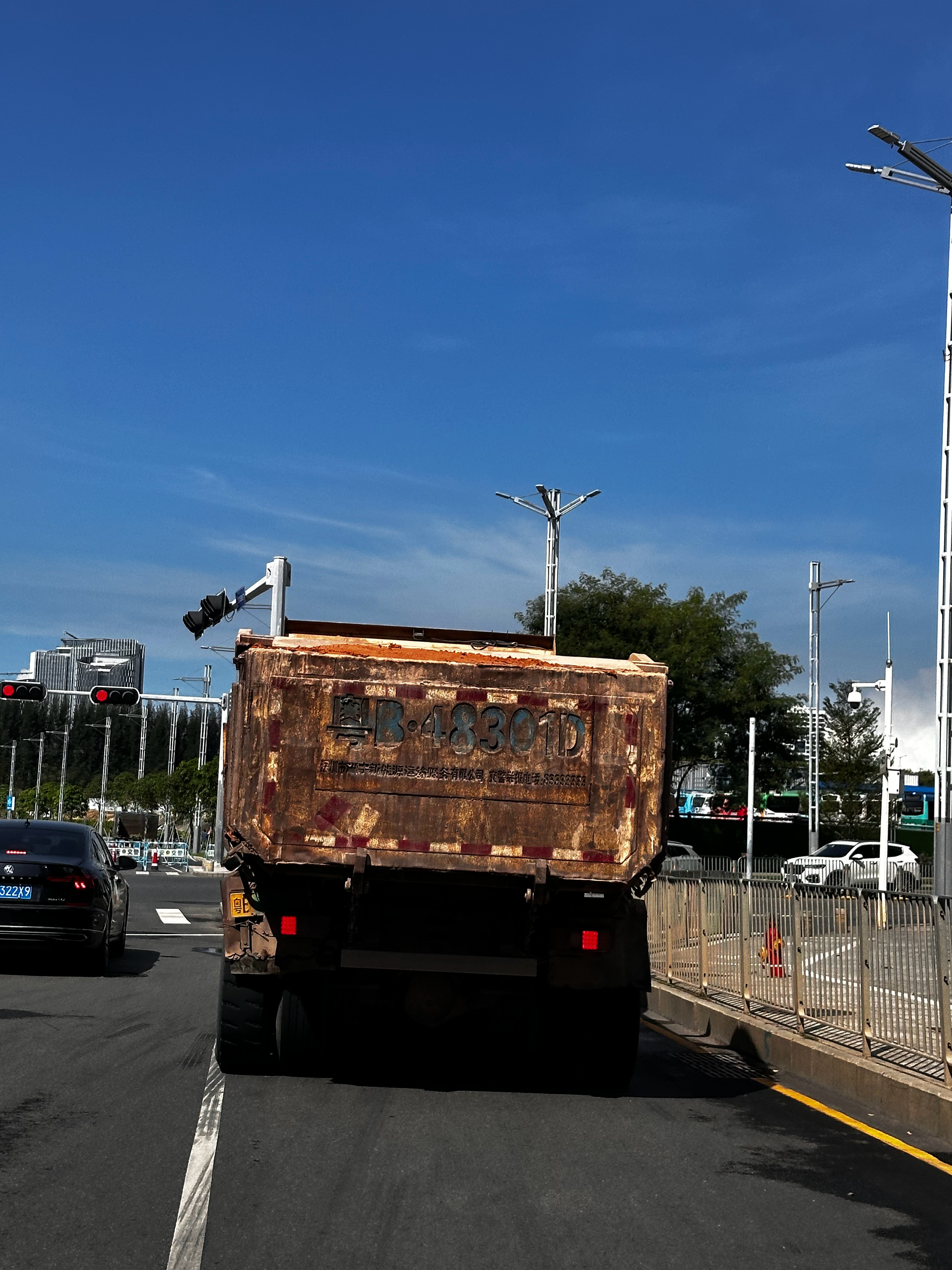 看到深圳的泥头车，想起暑假在上海看到泥头车。​​​